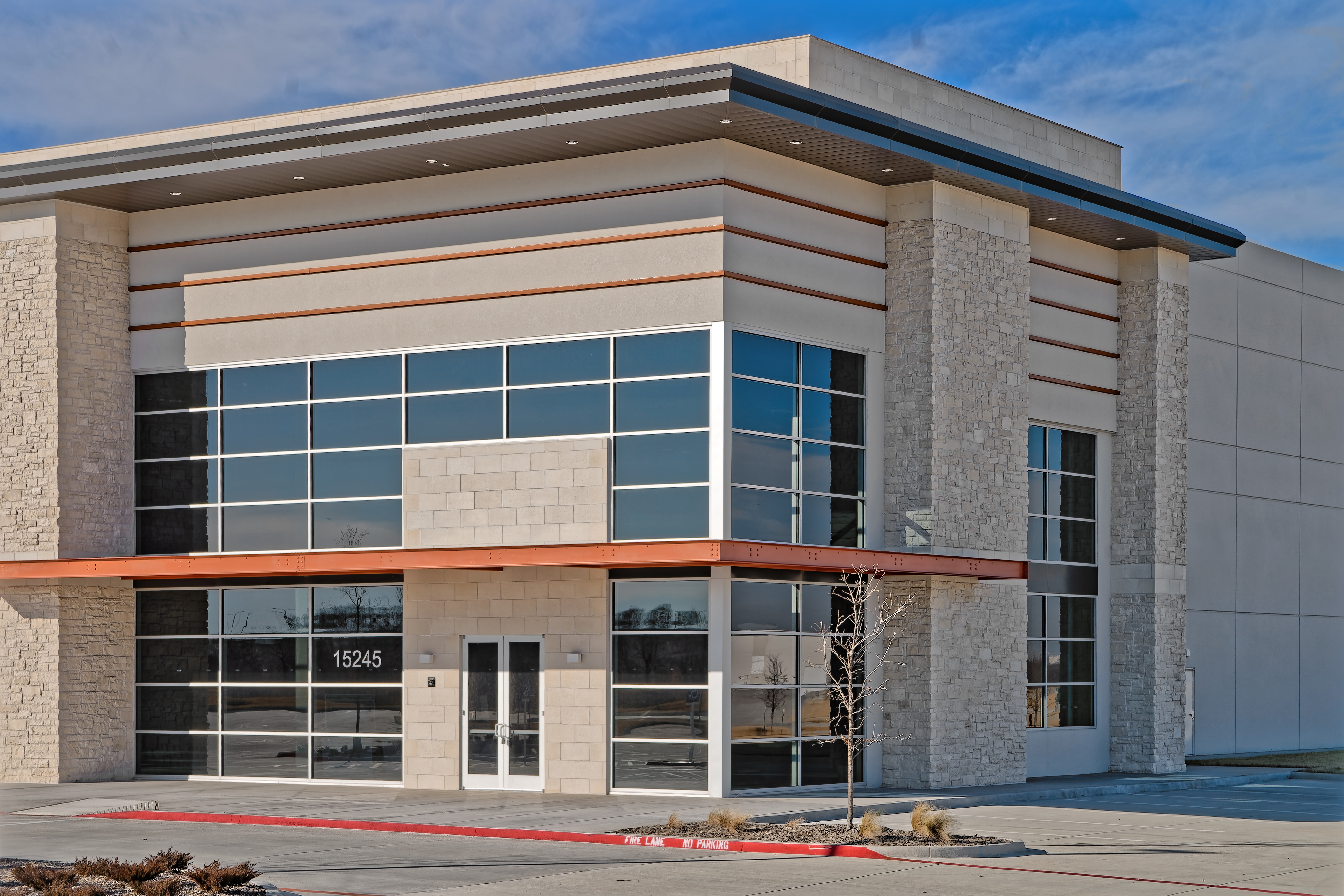GBA#4417_TubeliteWideStileEntrances-TX3©JoeHernandezApogeeArchitecturalMetals.jpg