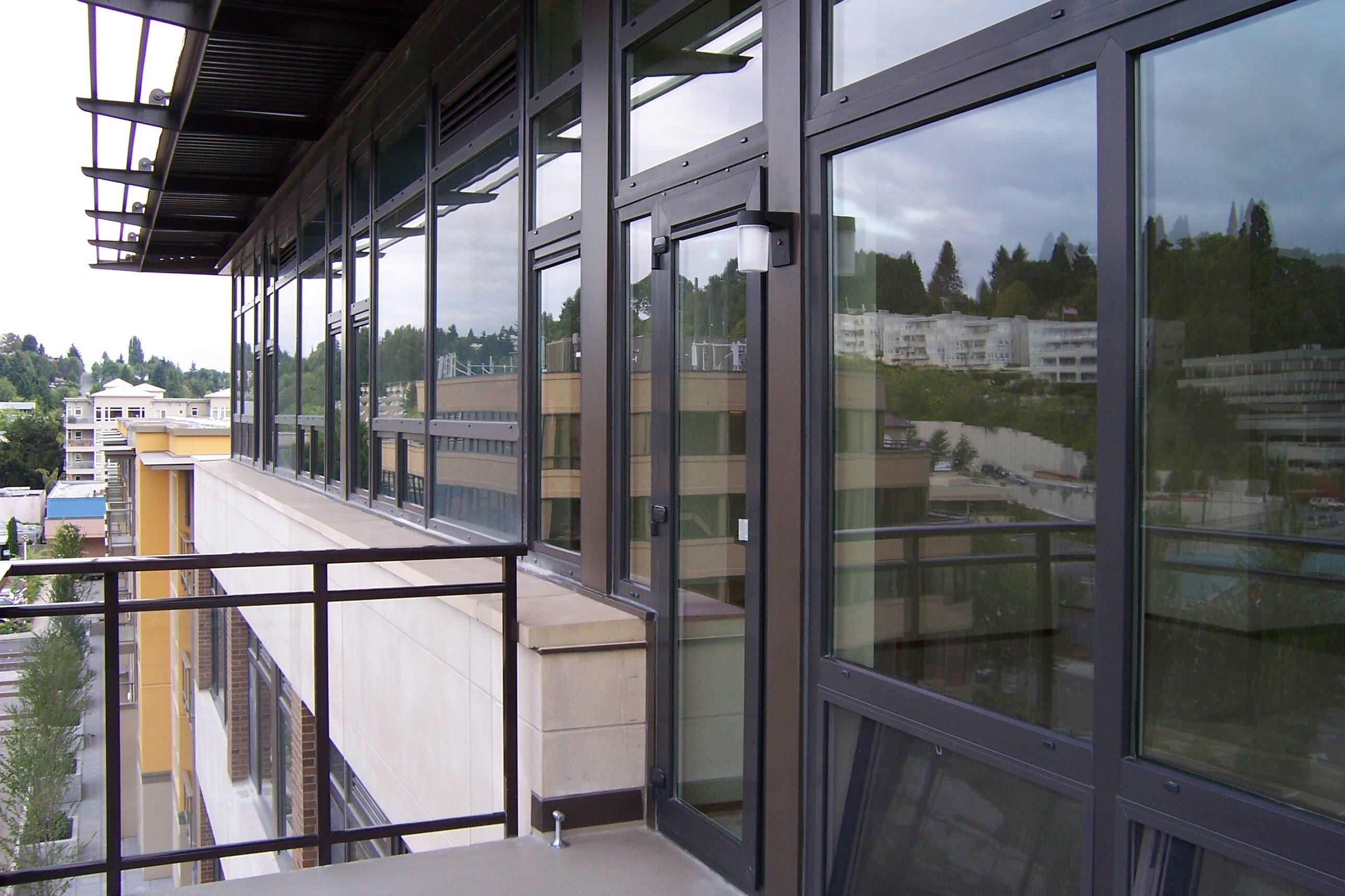 image by Innotech of a commercial glazing system with door