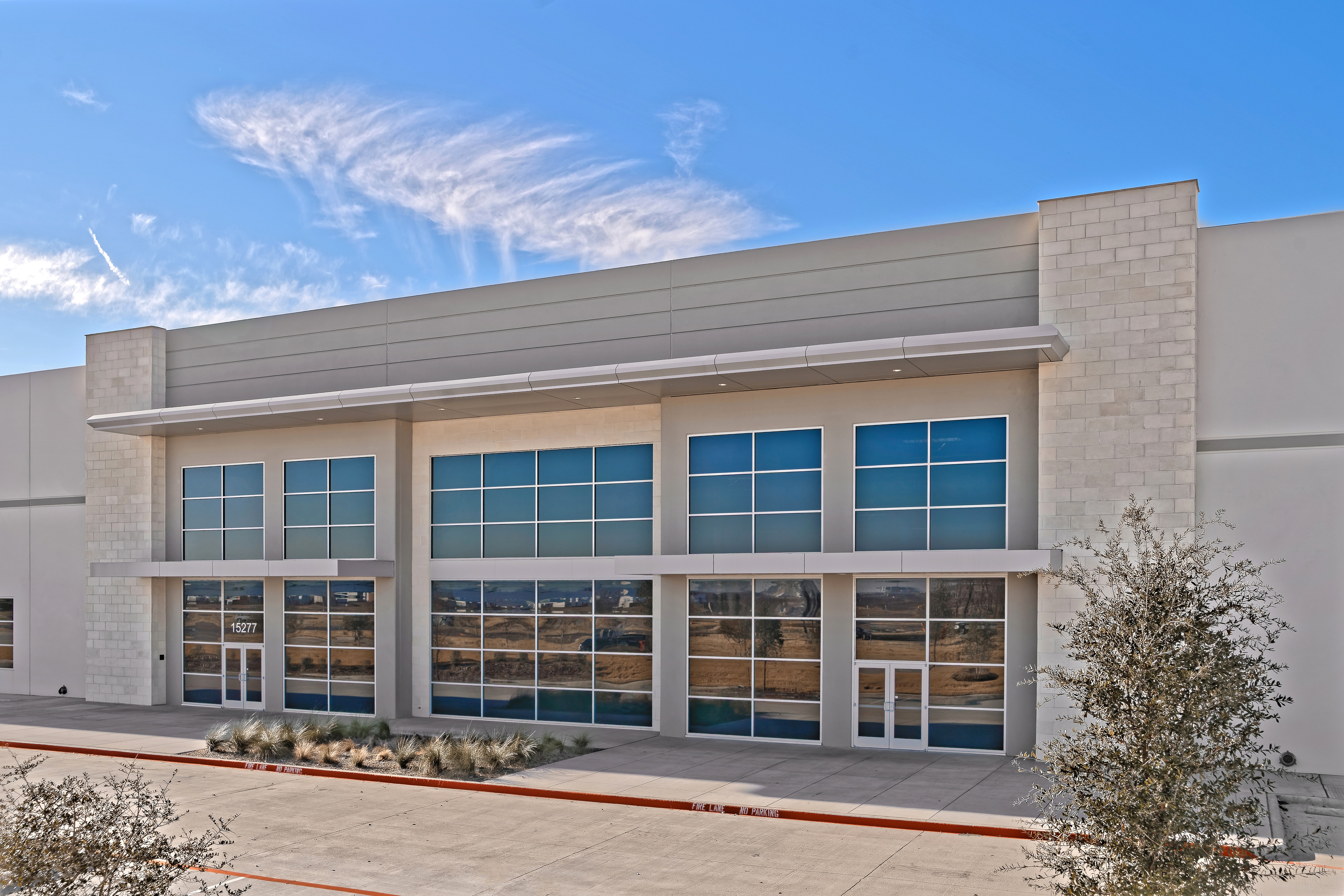 GBA#4417_TubeliteWideStileEntrances-TX7©JoeHernandezApogeeArchitecturalMetals.jpg
